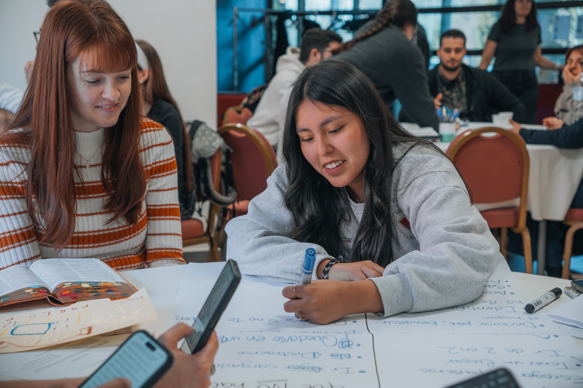 Jóvenes de M4 Ready conversando en comunidad